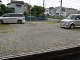 ここに止めて正面に　お回り下さい。